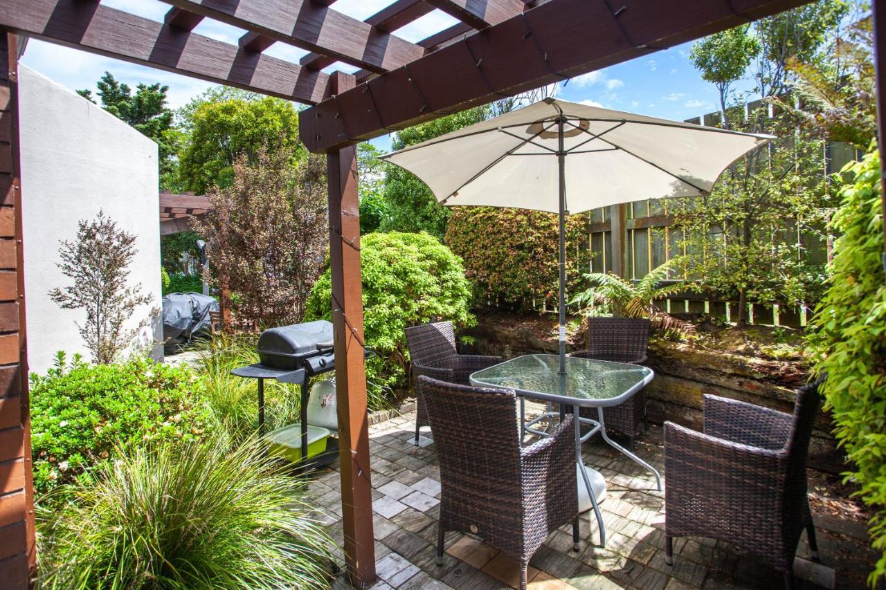 Cascades Lakefront Motel เทาโป ภายนอก รูปภาพ A patio with a pergola