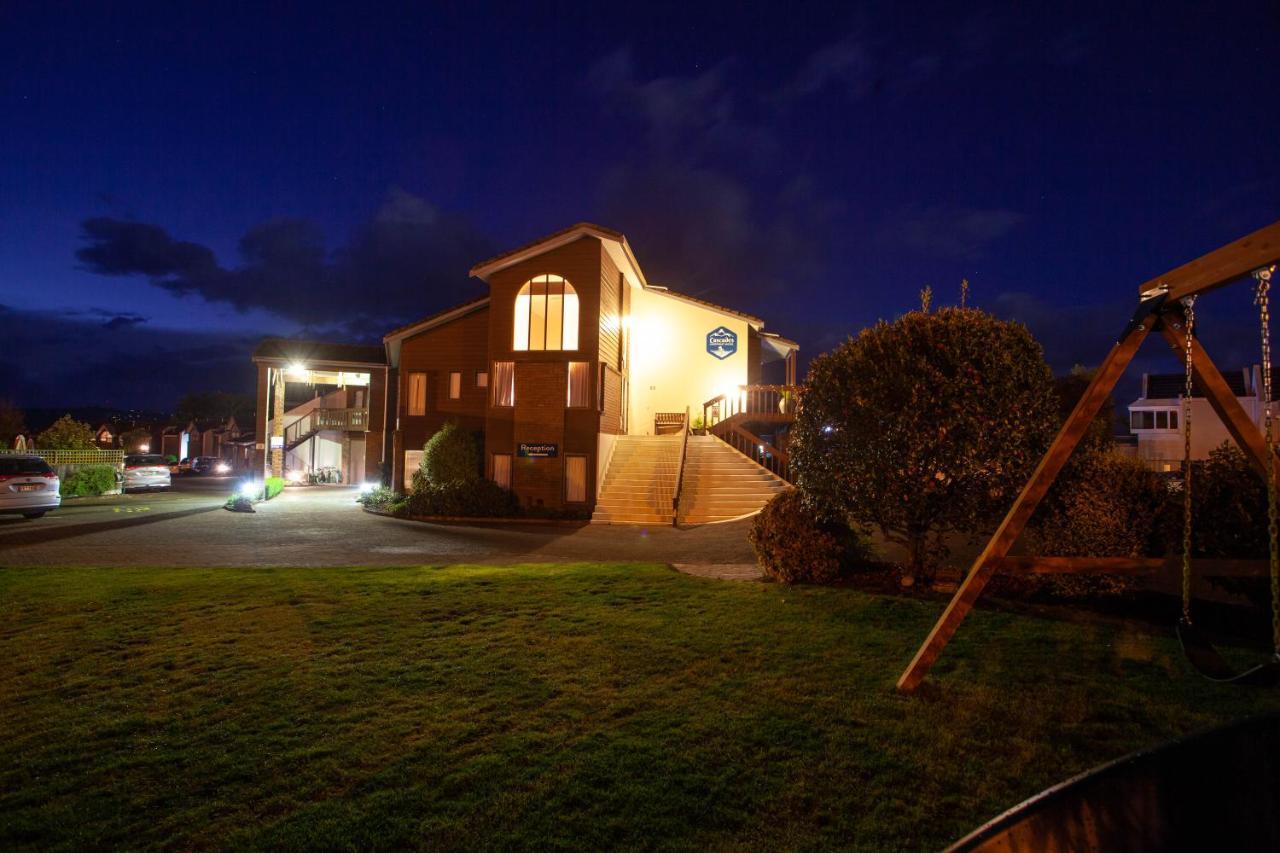 Cascades Lakefront Motel เทาโป ภายนอก รูปภาพ The church at night