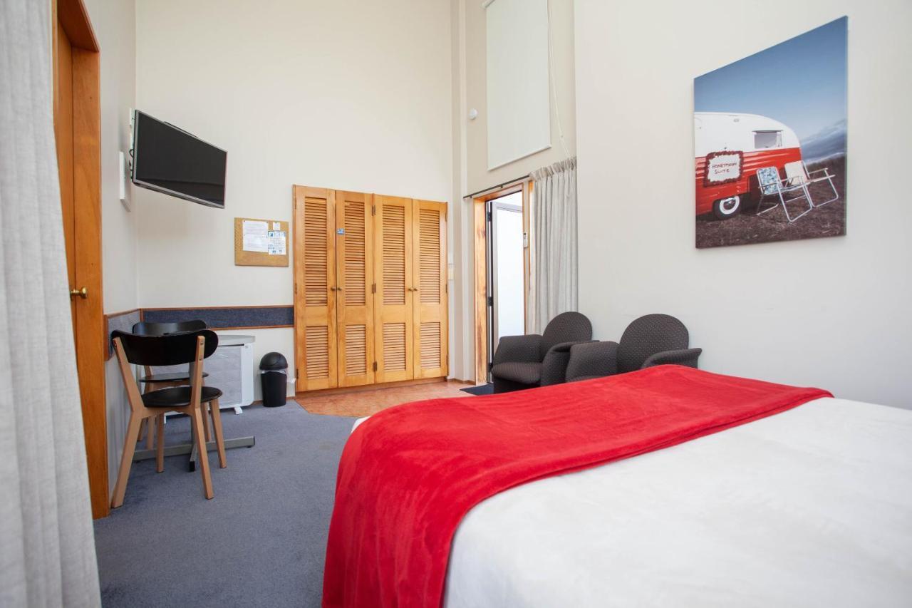 Cascades Lakefront Motel เทาโป ภายนอก รูปภาพ A typical studio apartment
