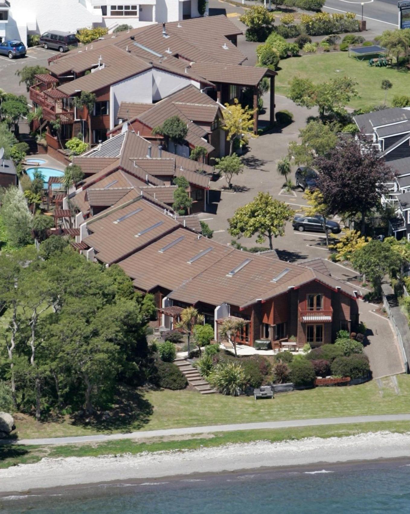 Cascades Lakefront Motel เทาโป ภายนอก รูปภาพ The house from the air