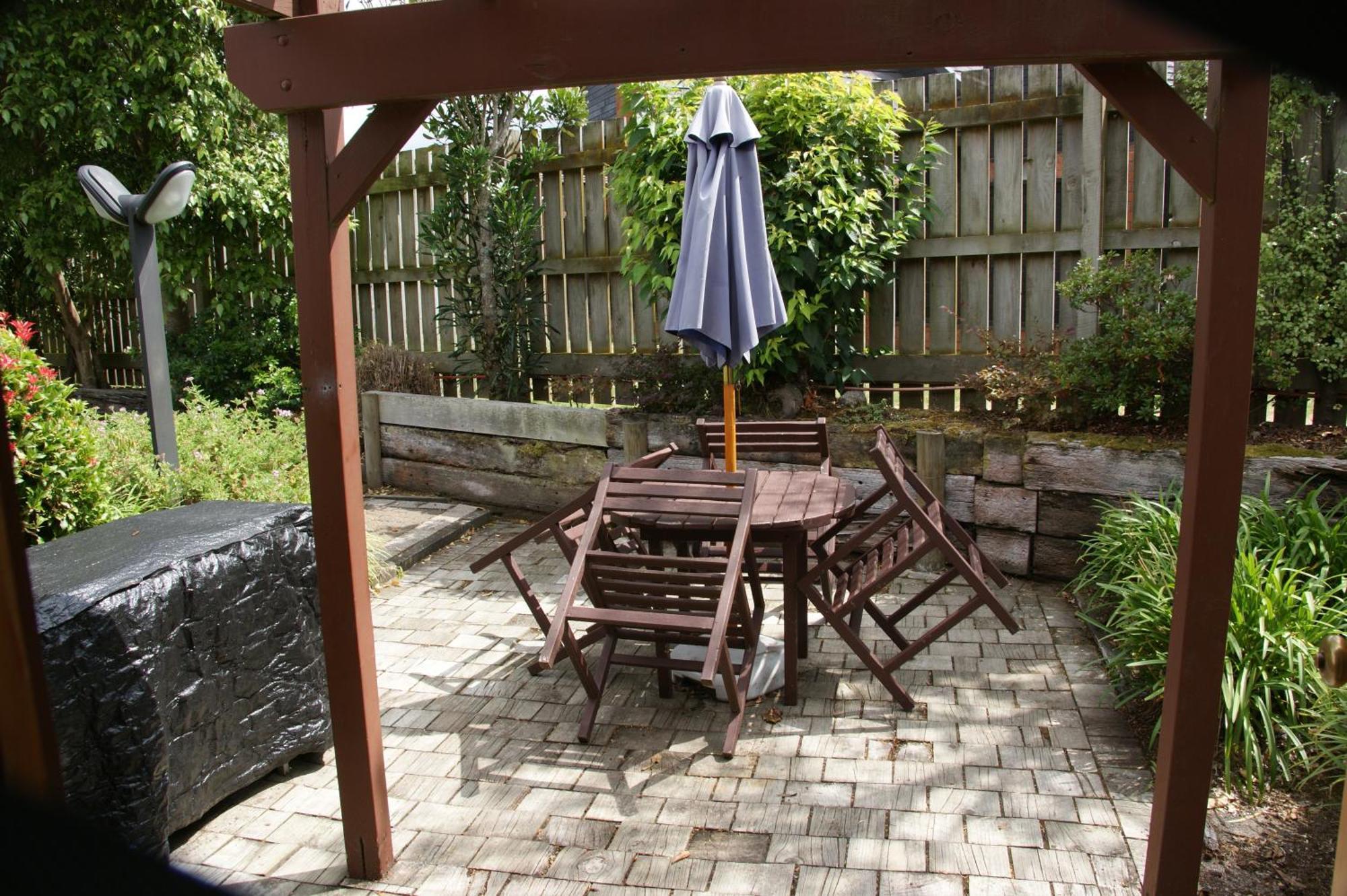 Cascades Lakefront Motel เทาโป ห้อง รูปภาพ A backyard patio