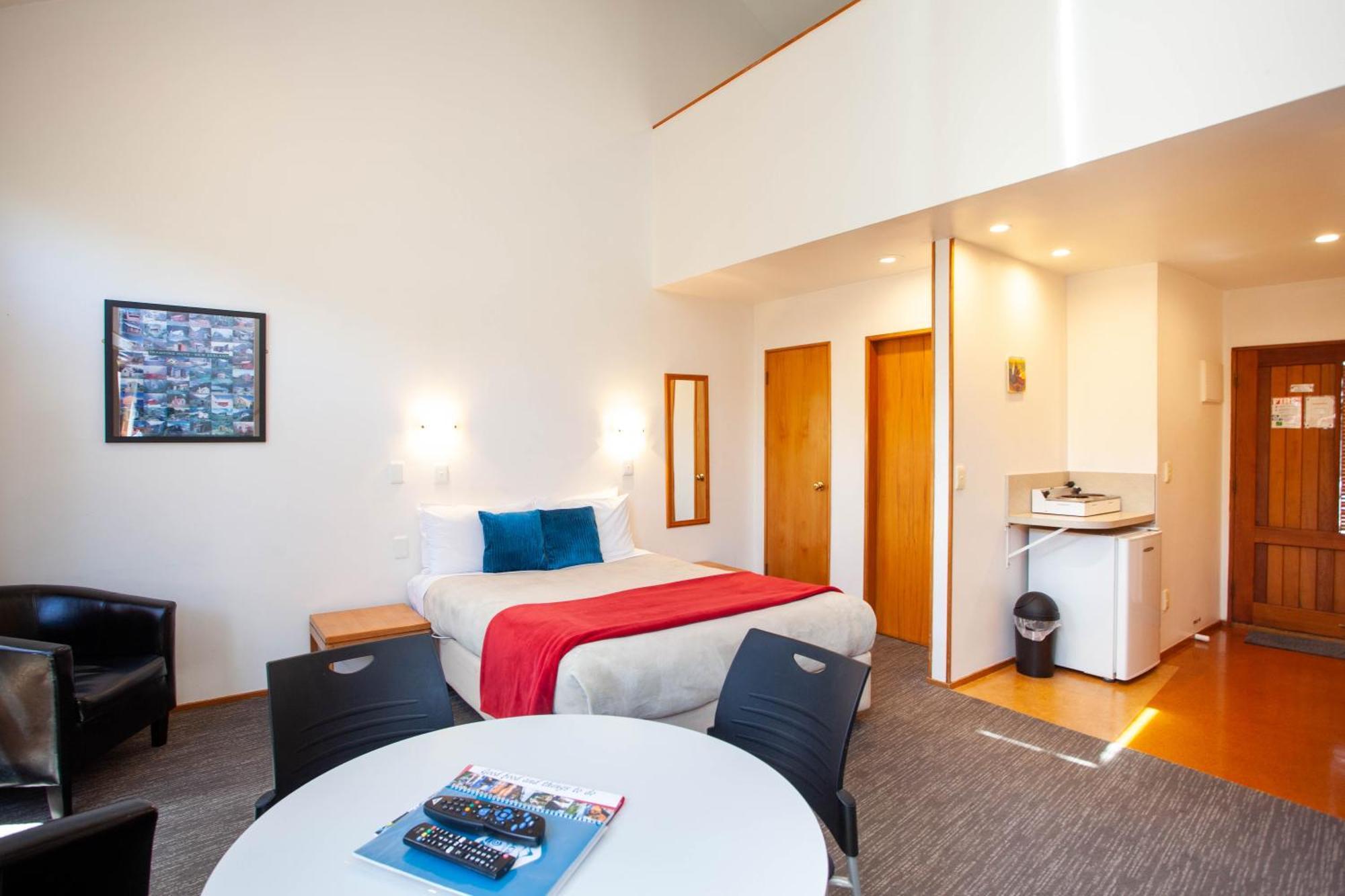 Cascades Lakefront Motel เทาโป ห้อง รูปภาพ A typical studio apartment