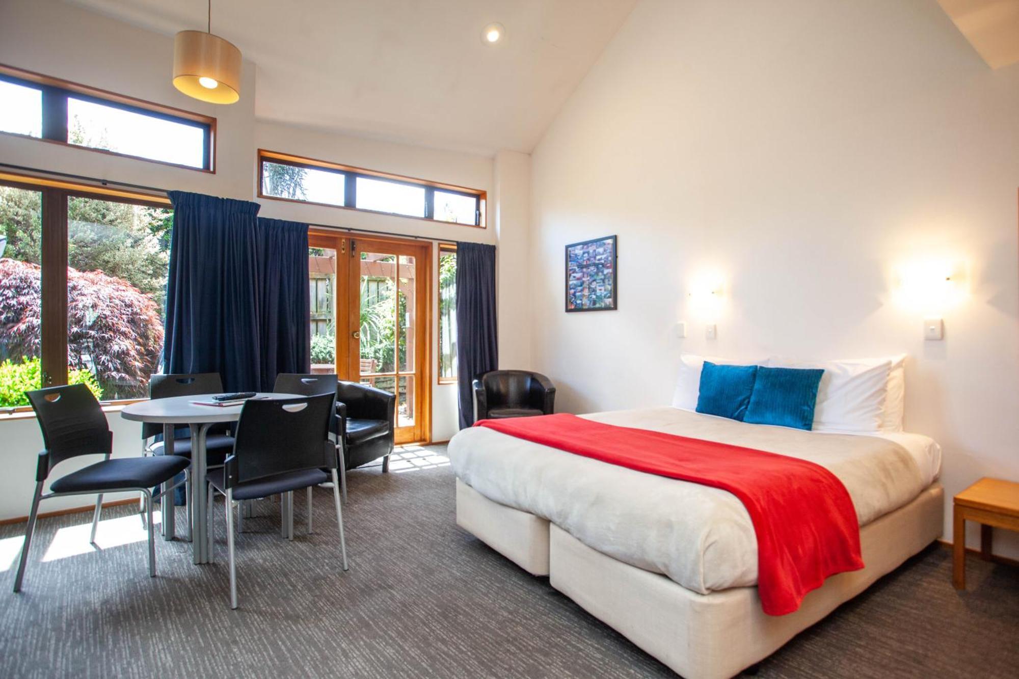 Cascades Lakefront Motel เทาโป ห้อง รูปภาพ A typical studio apartment