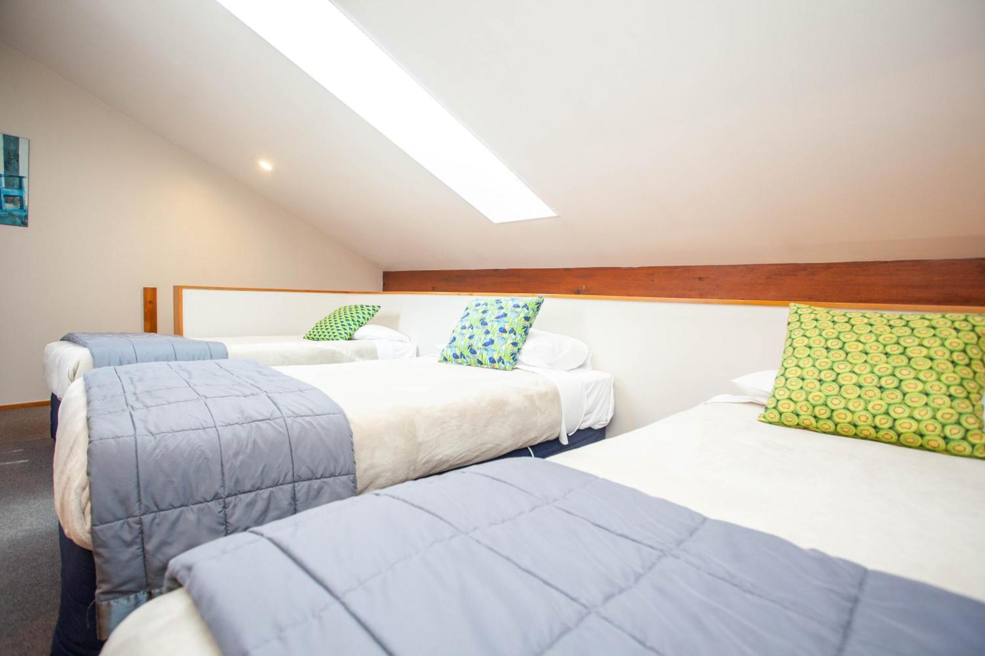 Cascades Lakefront Motel เทาโป ห้อง รูปภาพ A room at the hotel