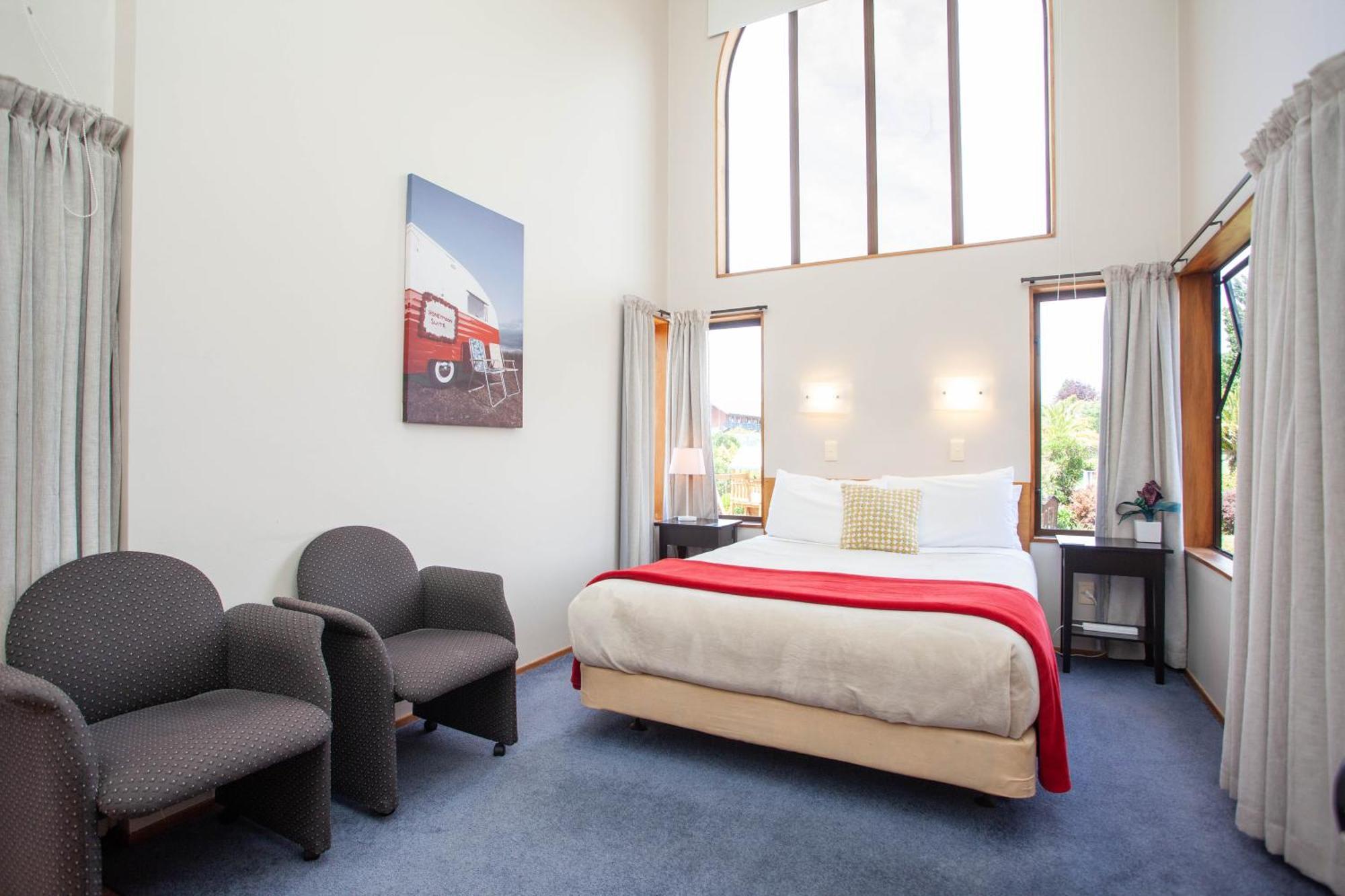 Cascades Lakefront Motel เทาโป ห้อง รูปภาพ A room at the hotel