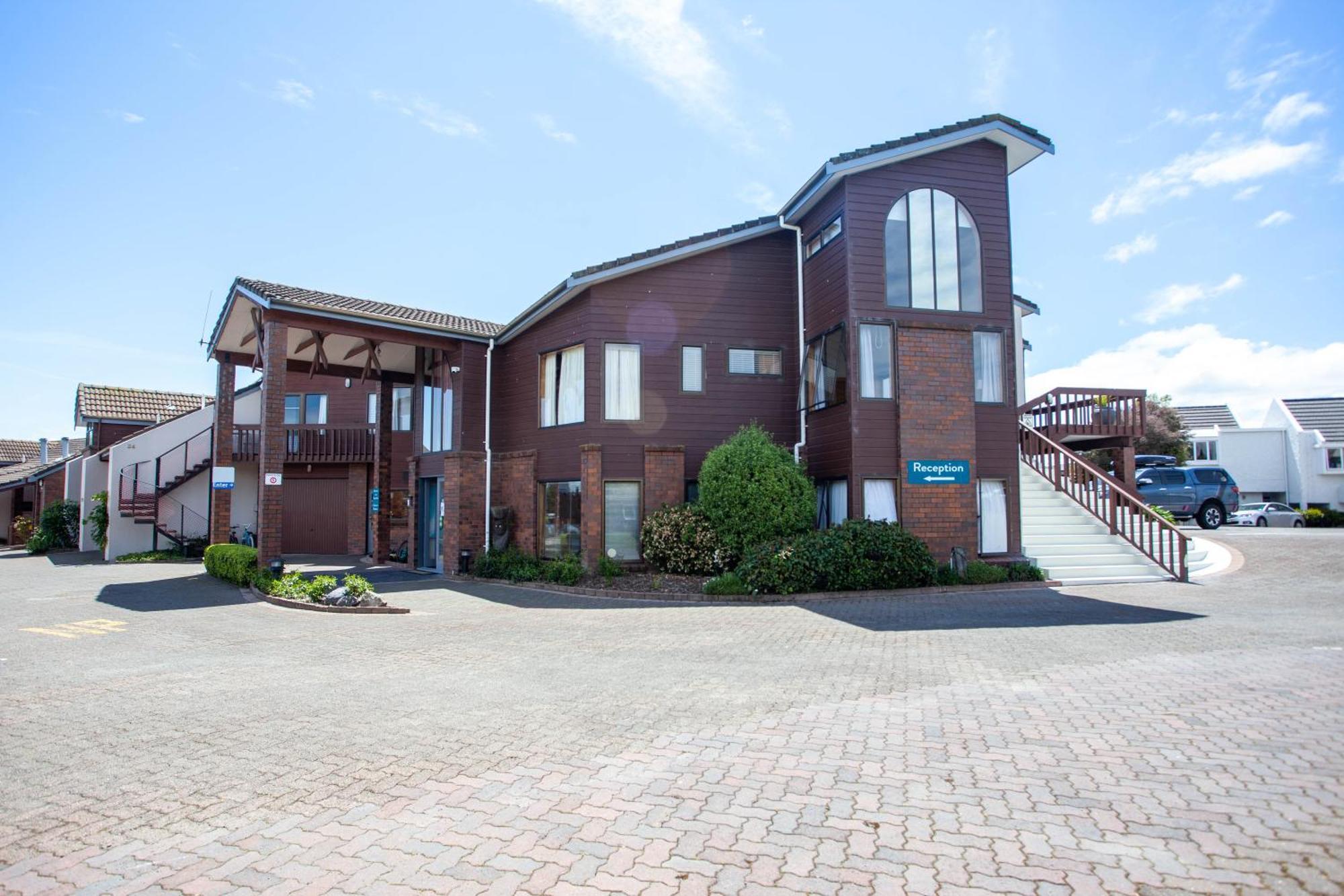 Cascades Lakefront Motel เทาโป ห้อง รูปภาพ The former headquarters of the company in the town of Iwakuni, Yamaguchi Prefecture