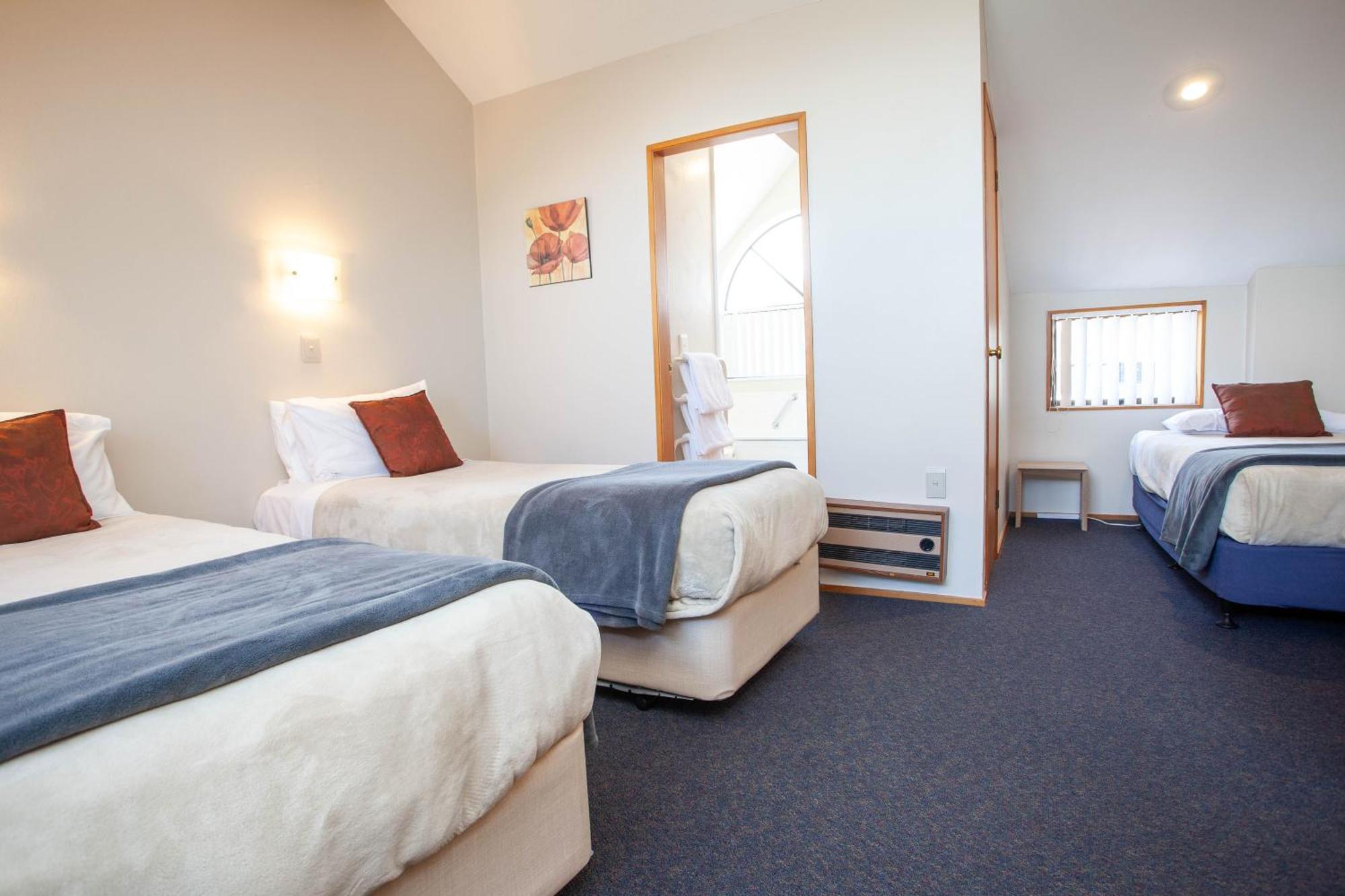 Cascades Lakefront Motel เทาโป ห้อง รูปภาพ A typical motel room