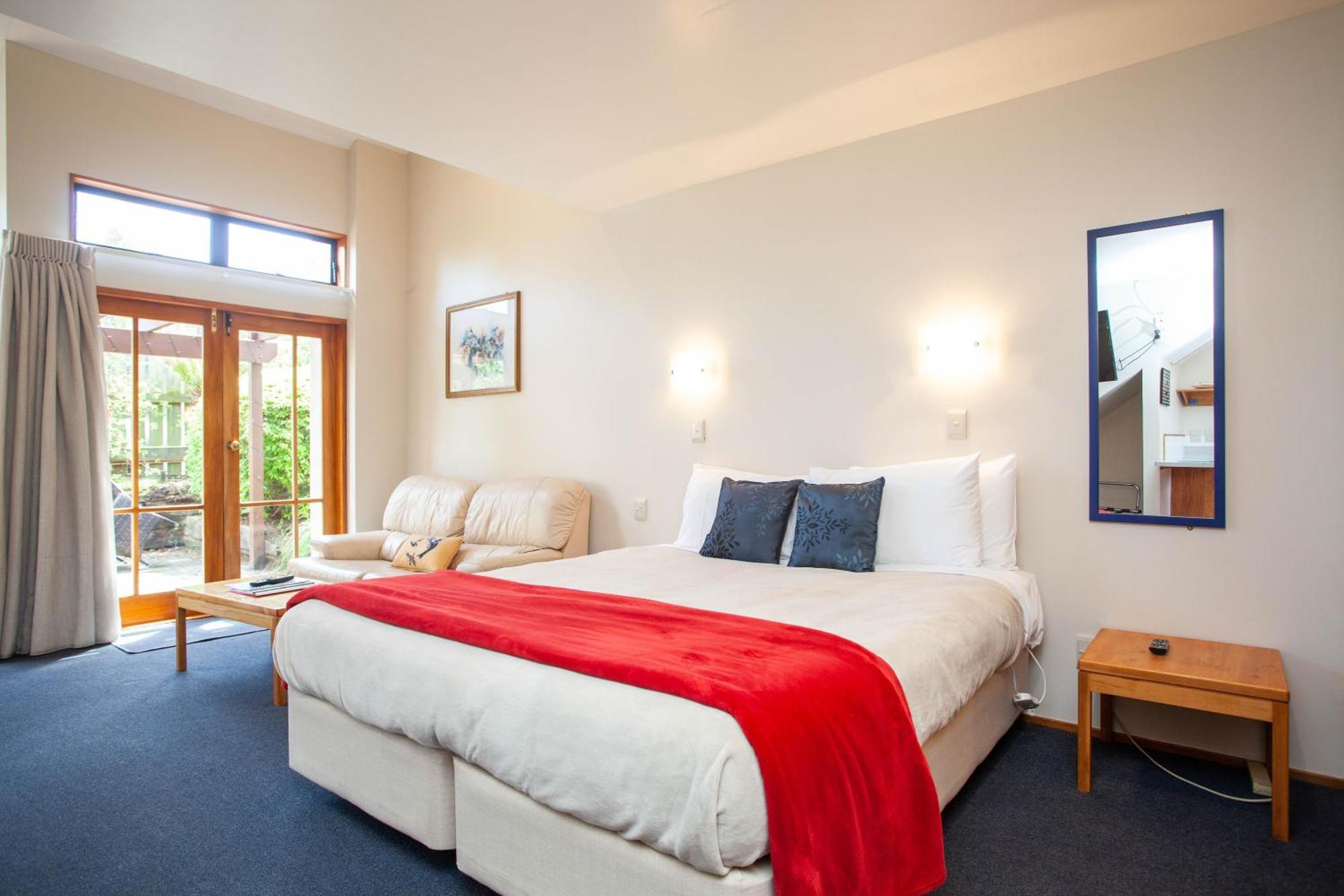 Cascades Lakefront Motel เทาโป ห้อง รูปภาพ A typical studio apartment