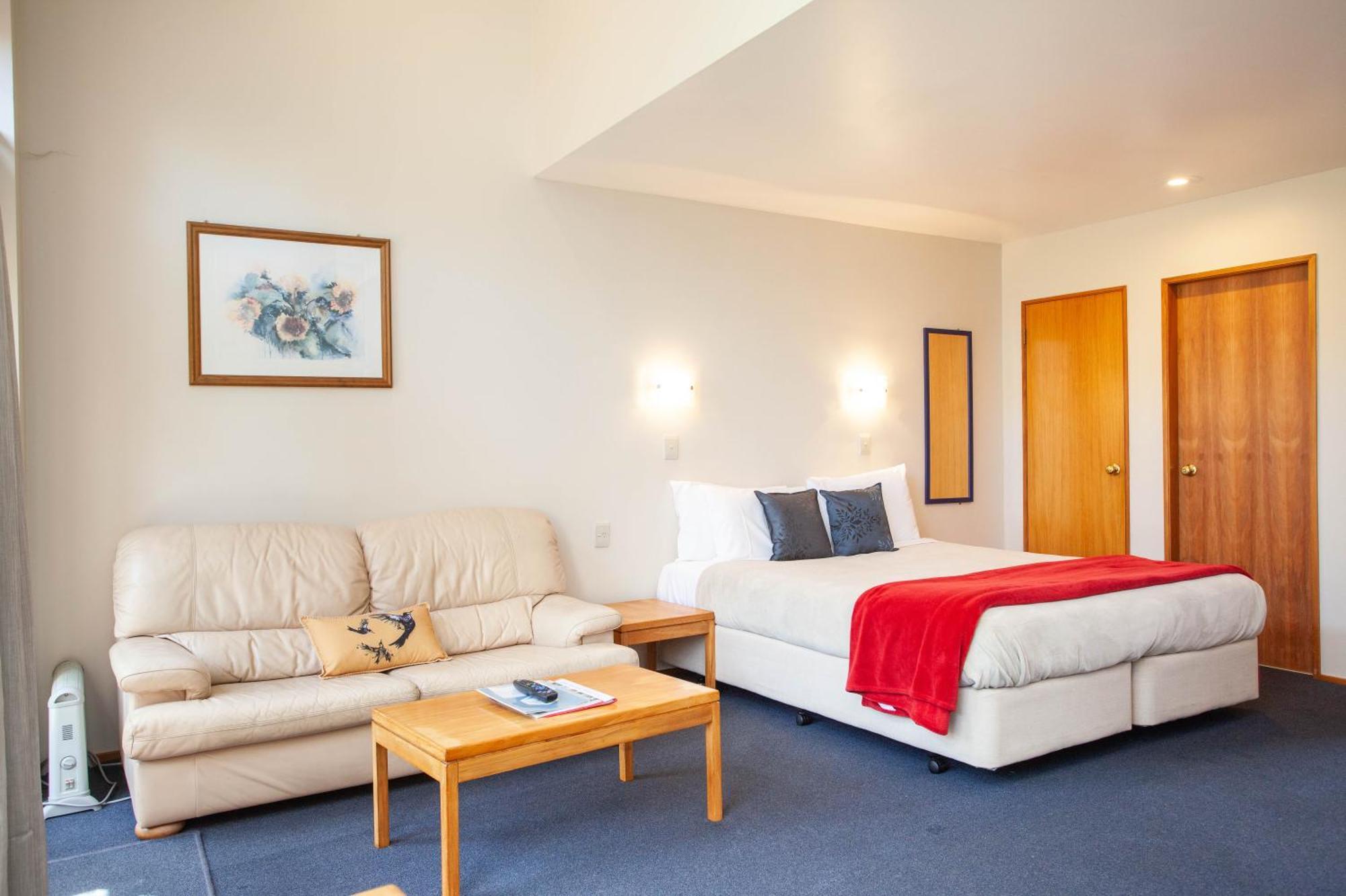 Cascades Lakefront Motel เทาโป ห้อง รูปภาพ A typical hotel room