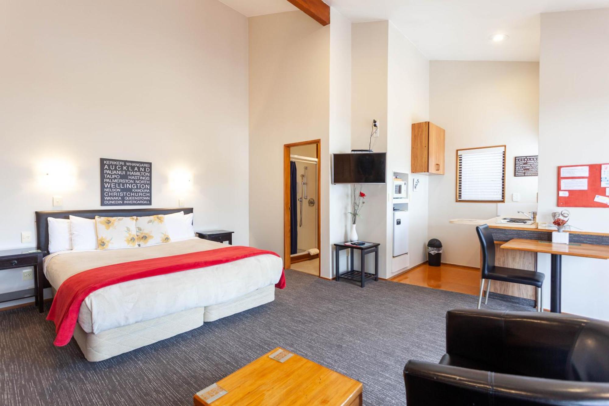 Cascades Lakefront Motel เทาโป ห้อง รูปภาพ A studio apartment in New Zealand