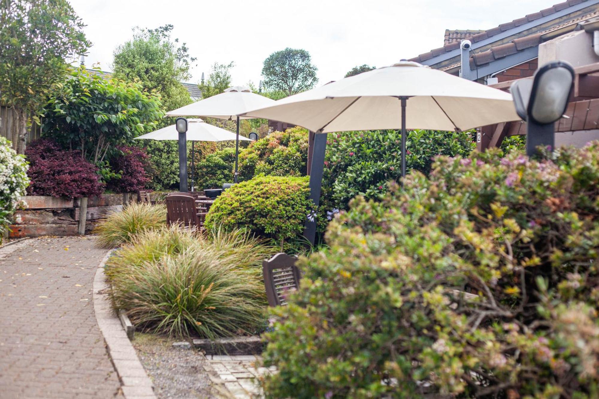 Cascades Lakefront Motel เทาโป ห้อง รูปภาพ The garden at The Old Red Lion