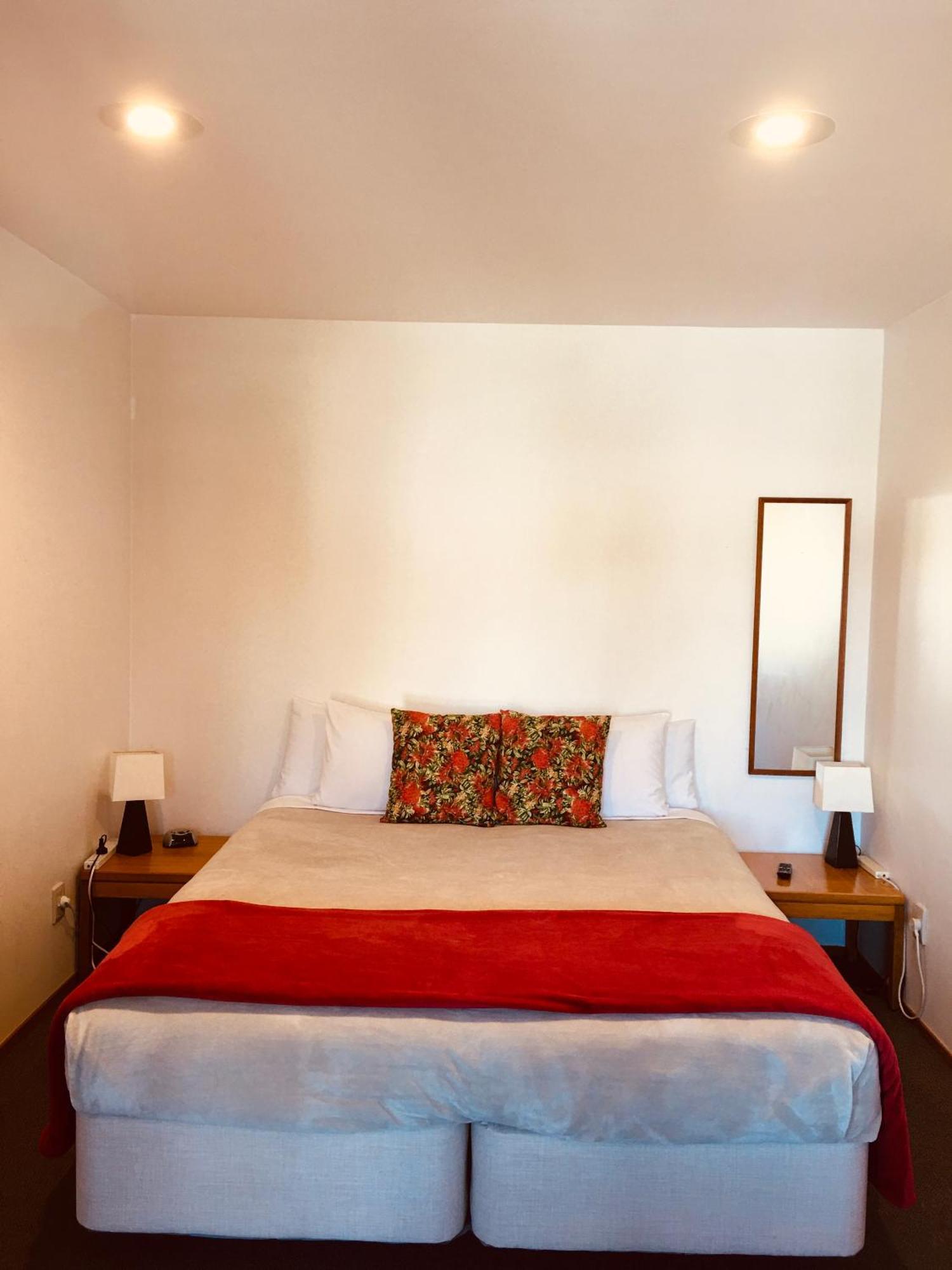 Cascades Lakefront Motel เทาโป ภายนอก รูปภาพ A bedroom at the hotel