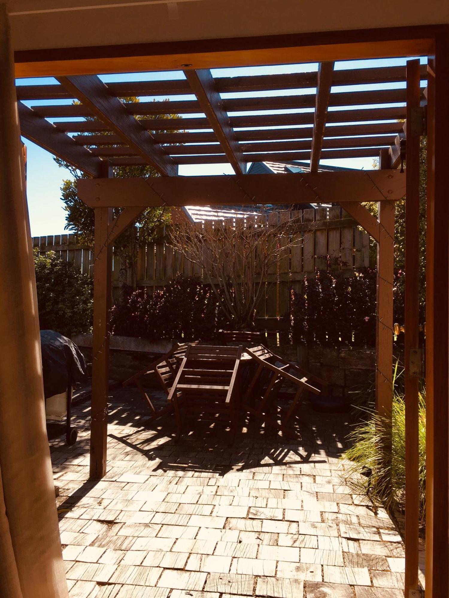Cascades Lakefront Motel เทาโป ภายนอก รูปภาพ Pergola in a backyard