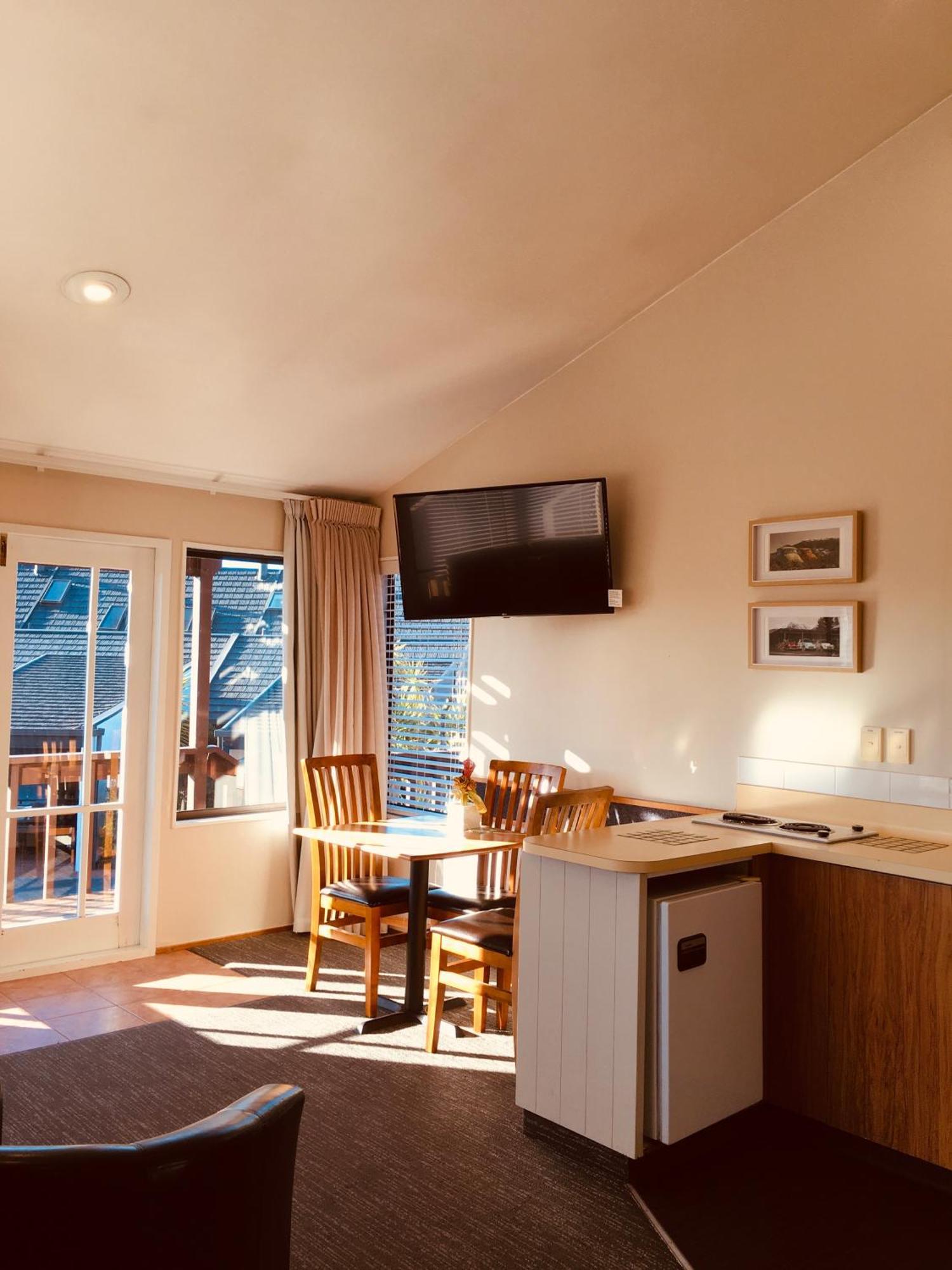 Cascades Lakefront Motel เทาโป ภายนอก รูปภาพ A television in a motel room