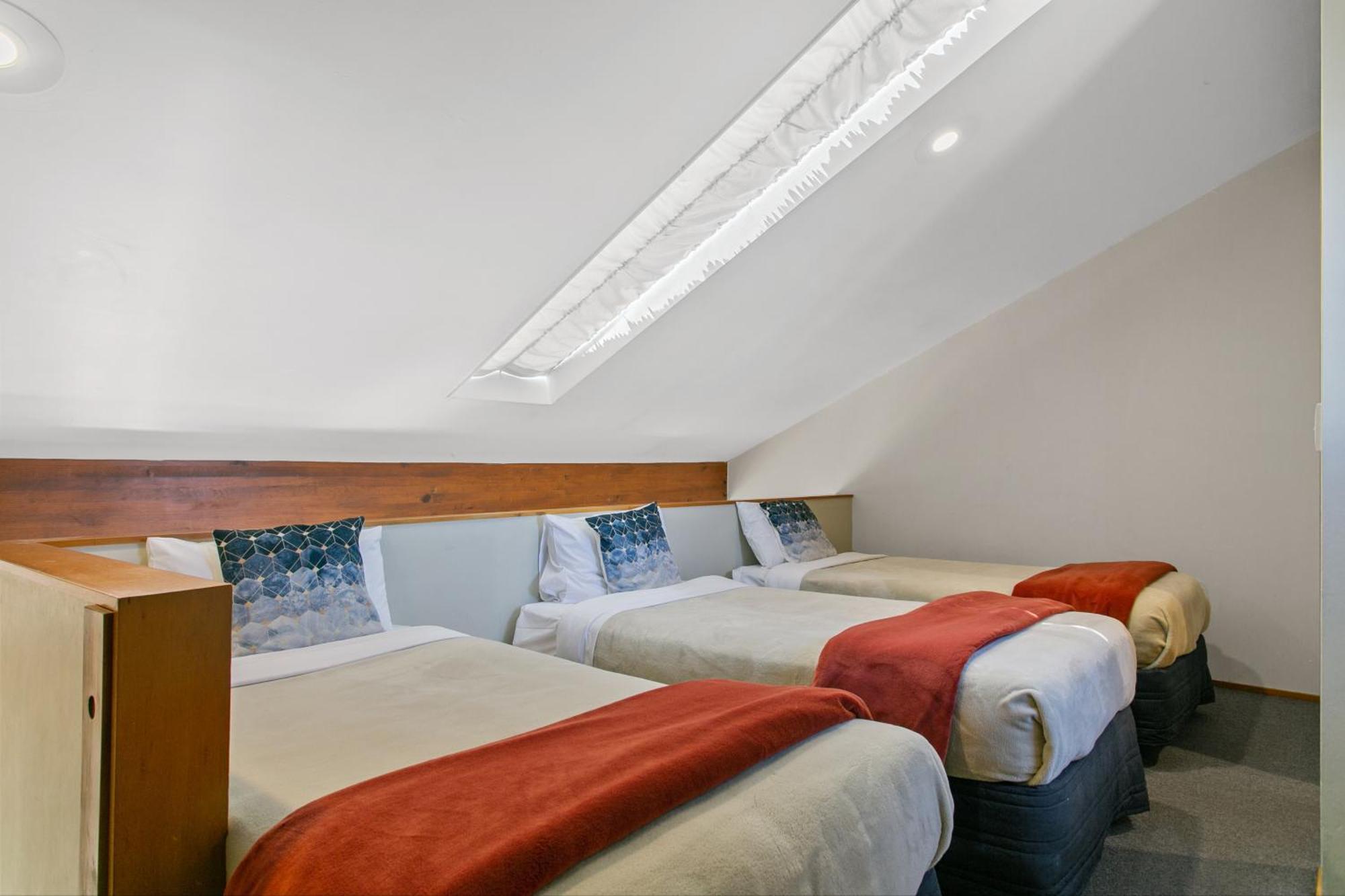Cascades Lakefront Motel เทาโป ภายนอก รูปภาพ Skylight in a hotel room