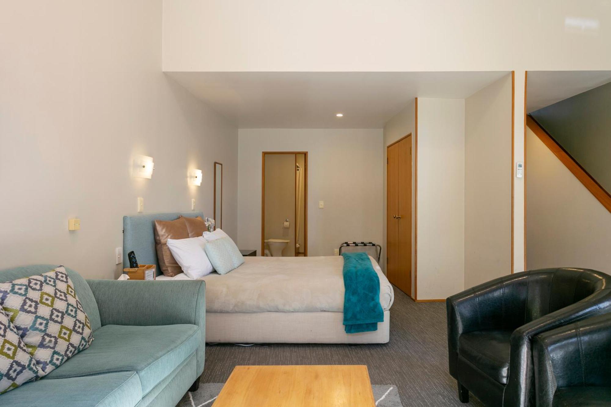 Cascades Lakefront Motel เทาโป ภายนอก รูปภาพ A typical studio apartment