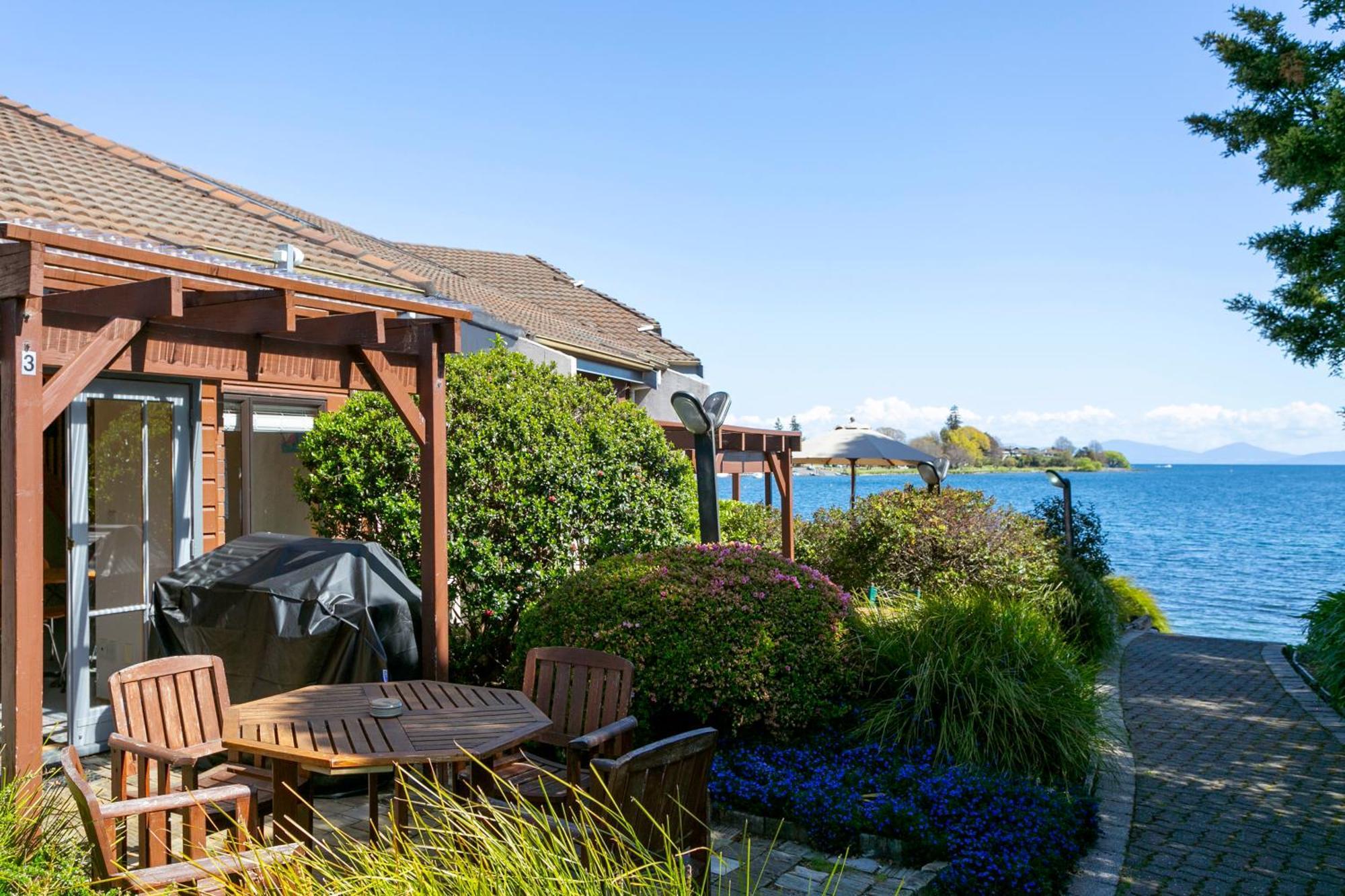 Cascades Lakefront Motel เทาโป ภายนอก รูปภาพ A view of Lake Taupo from the resort
