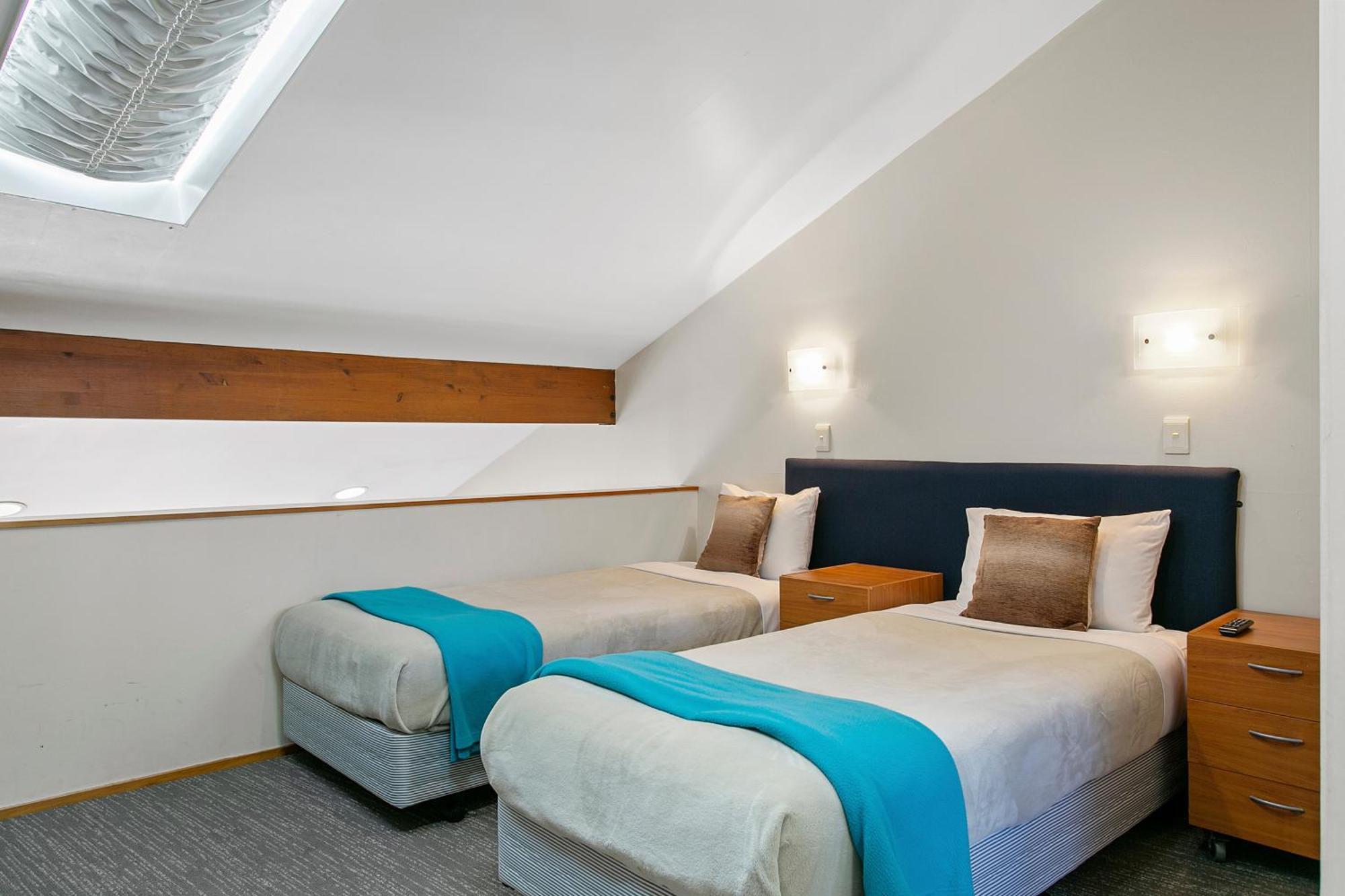 Cascades Lakefront Motel เทาโป ภายนอก รูปภาพ Loft room
