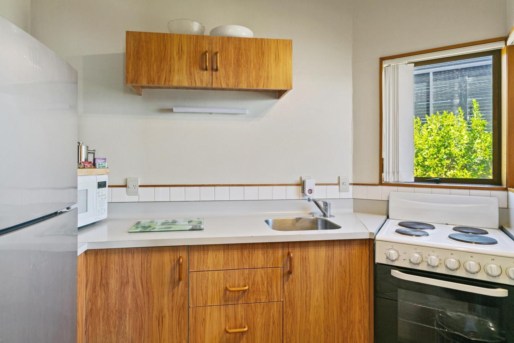 Cascades Lakefront Motel เทาโป ภายนอก รูปภาพ A kitchen in a student flat
