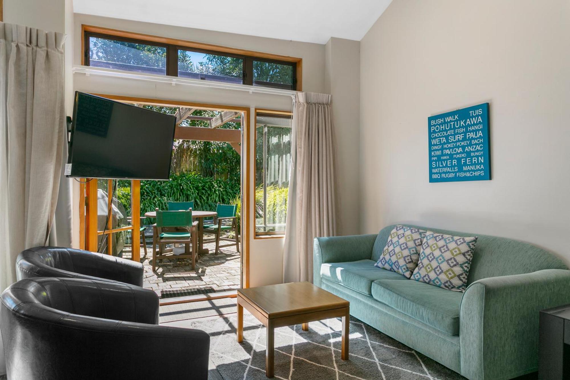 Cascades Lakefront Motel เทาโป ภายนอก รูปภาพ Living room at the Lodge