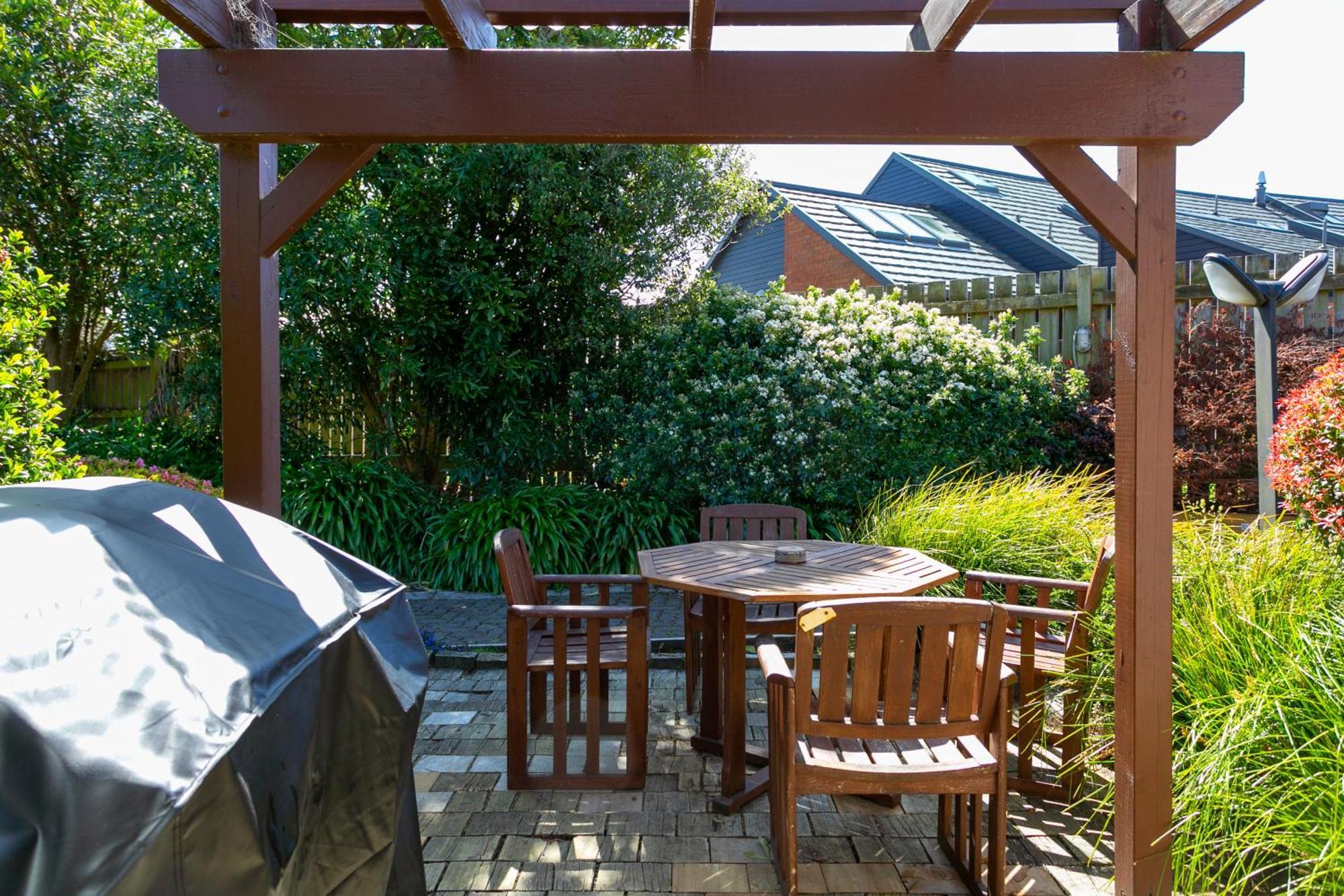 Cascades Lakefront Motel เทาโป ภายนอก รูปภาพ A pergola in a backyard