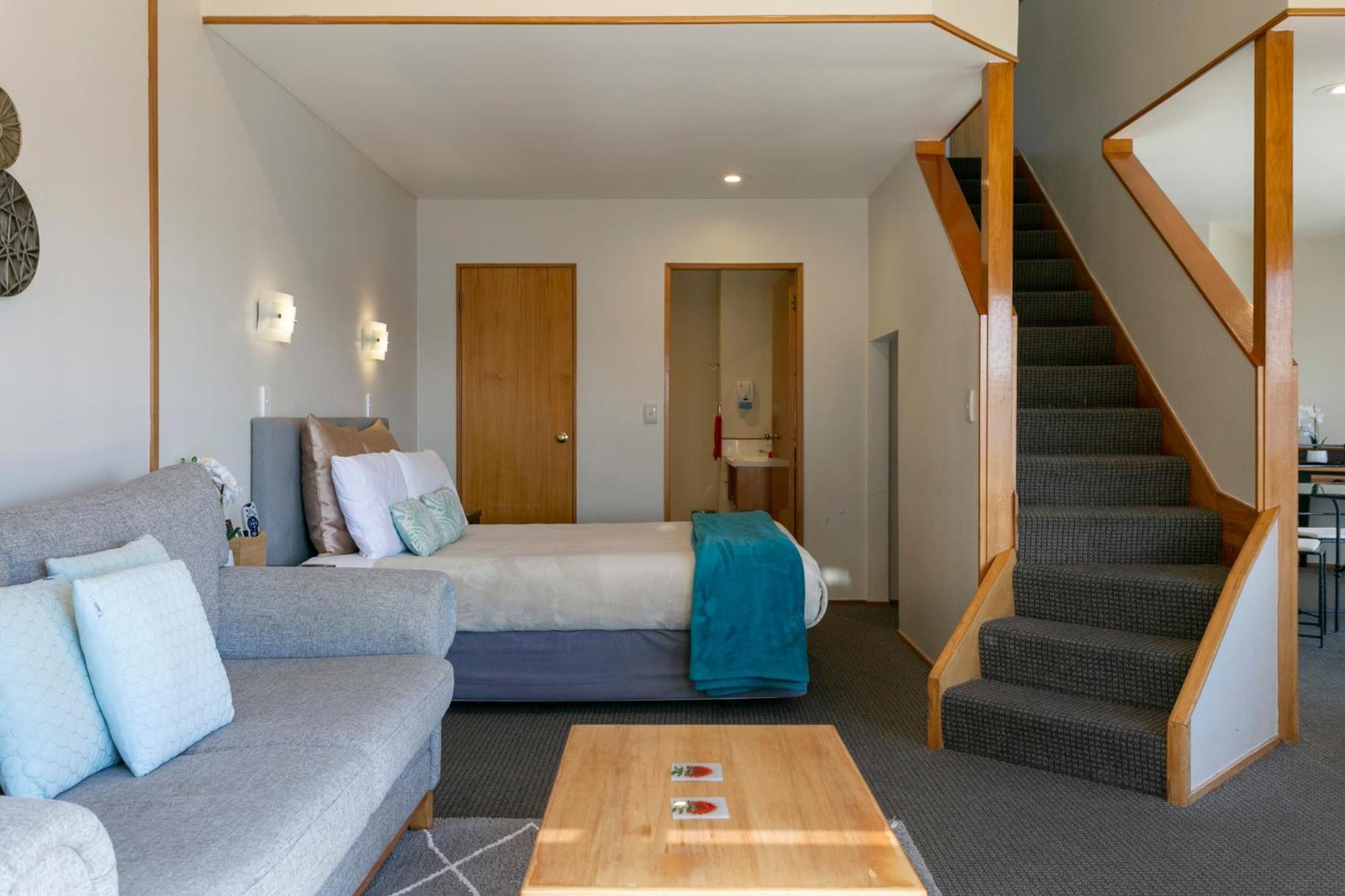 Cascades Lakefront Motel เทาโป ภายนอก รูปภาพ A suite at the hotel