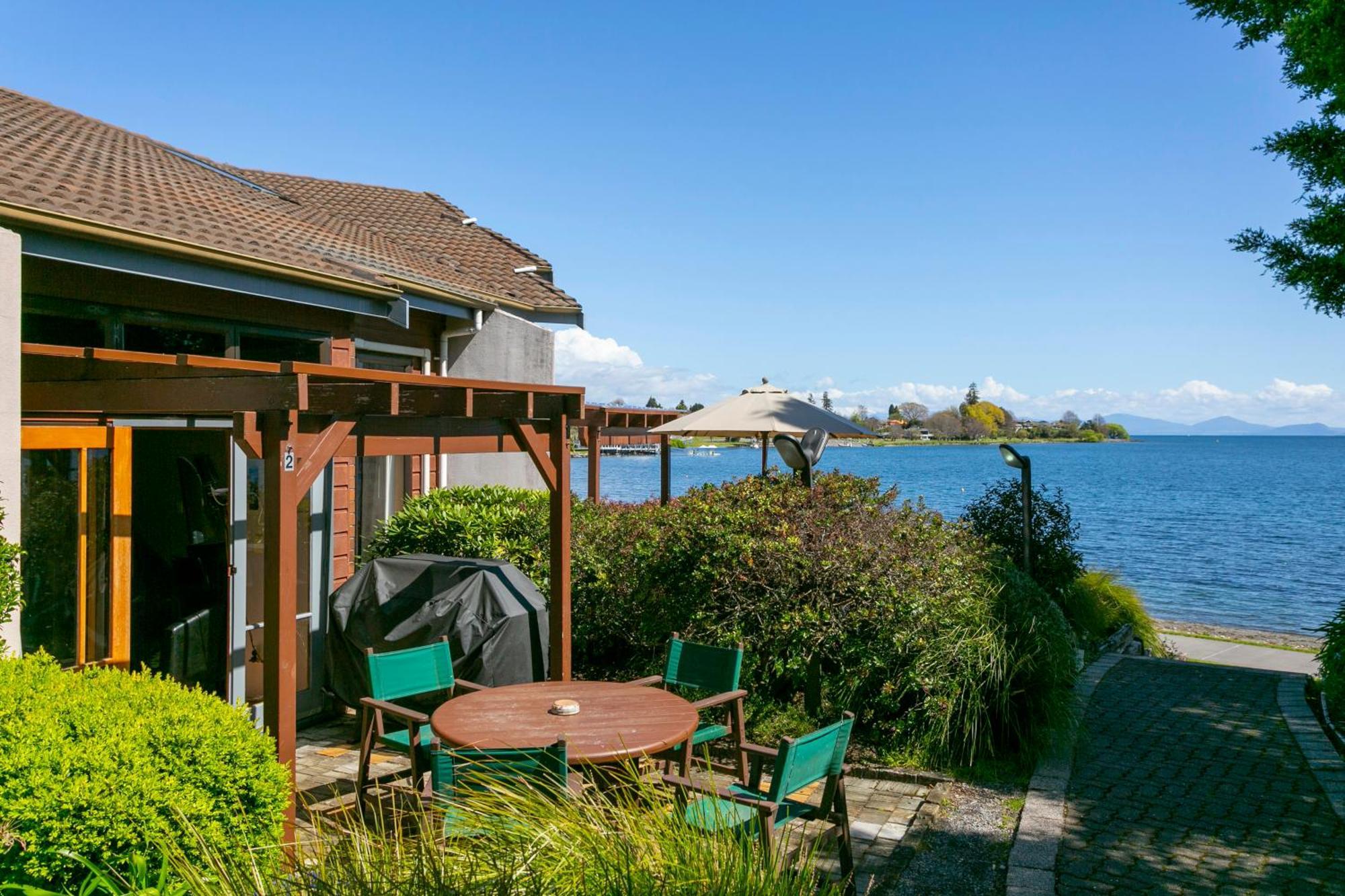 Cascades Lakefront Motel เทาโป ภายนอก รูปภาพ A view of Lake Taupo from the hotel