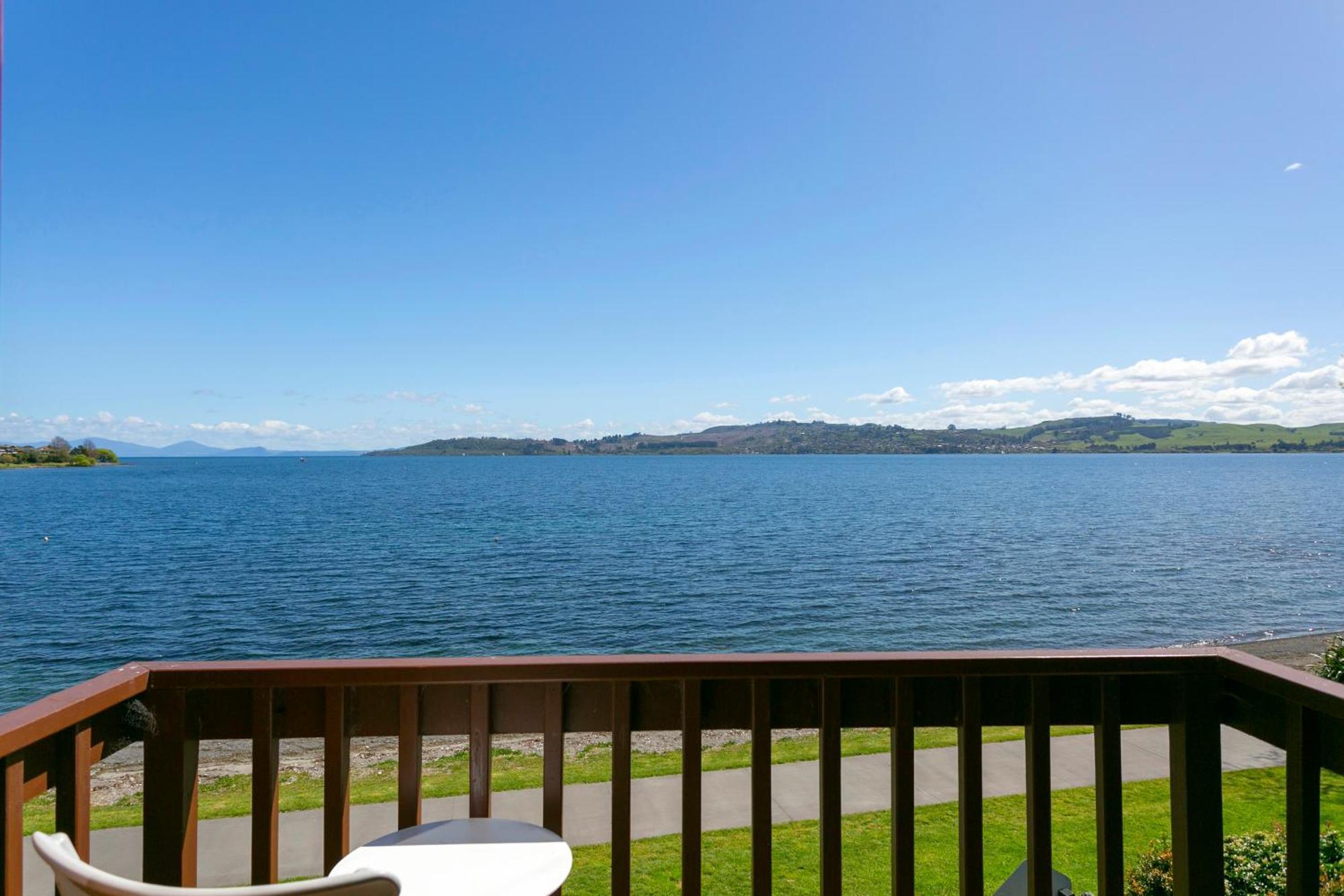 Cascades Lakefront Motel เทาโป ภายนอก รูปภาพ View of the bay from the hotel