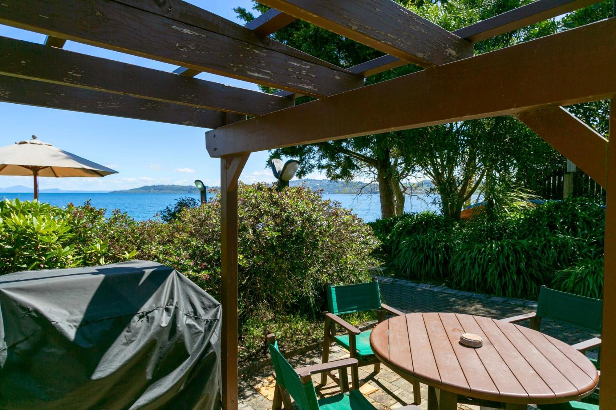 Cascades Lakefront Motel เทาโป ภายนอก รูปภาพ The view from the deck of the house