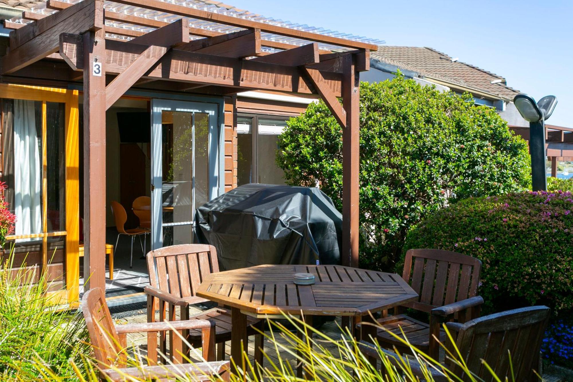 Cascades Lakefront Motel เทาโป ภายนอก รูปภาพ A pergola in a garden