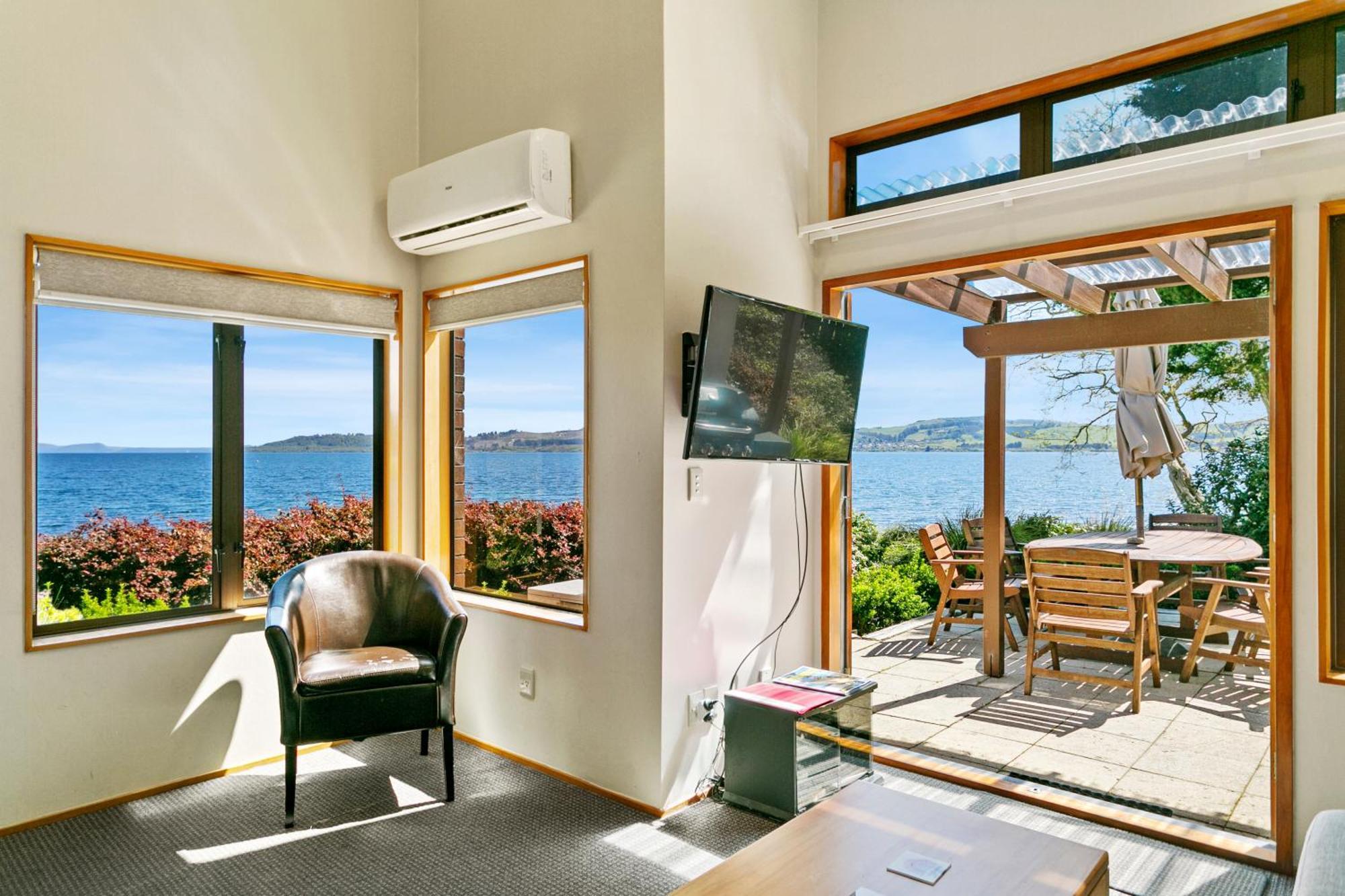 Cascades Lakefront Motel เทาโป ภายนอก รูปภาพ A room at the Bay of Many Coves