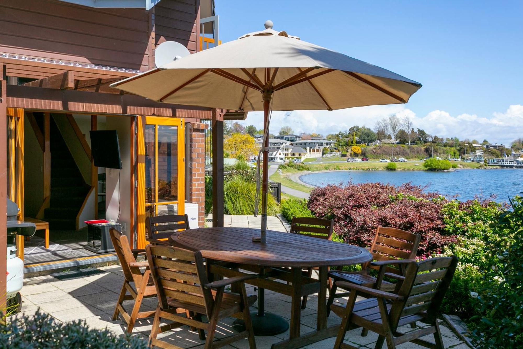 Cascades Lakefront Motel เทาโป ภายนอก รูปภาพ A patio umbrella