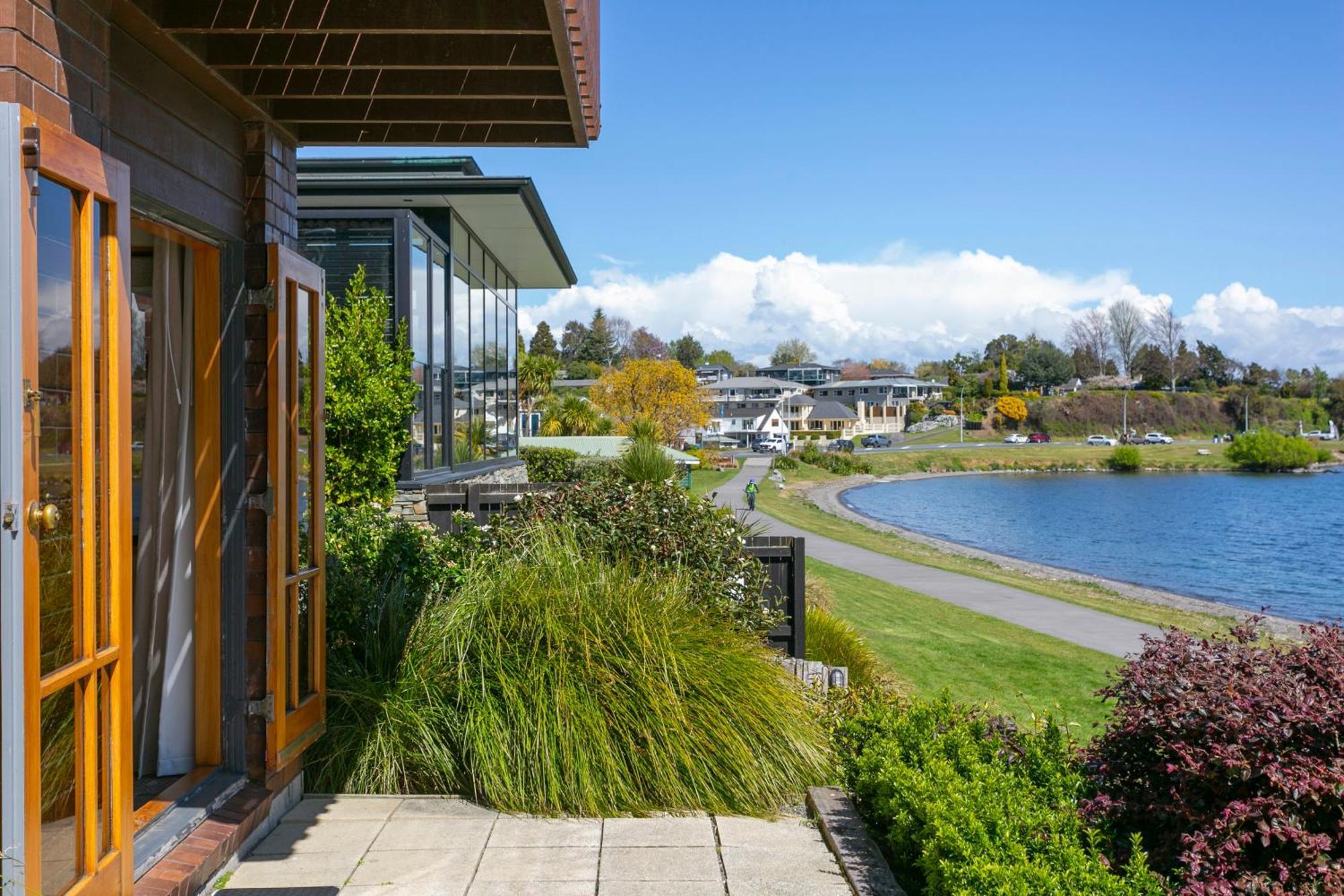 Cascades Lakefront Motel เทาโป ภายนอก รูปภาพ View of the lake from the library