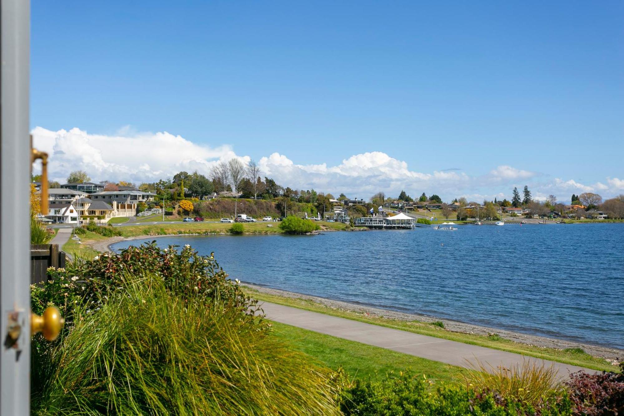 Cascades Lakefront Motel เทาโป ภายนอก รูปภาพ View of Lake Stevens